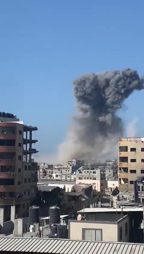 Aircraft launch an airstrike on a house in Al-Nafaq Street, north of Gaza City.