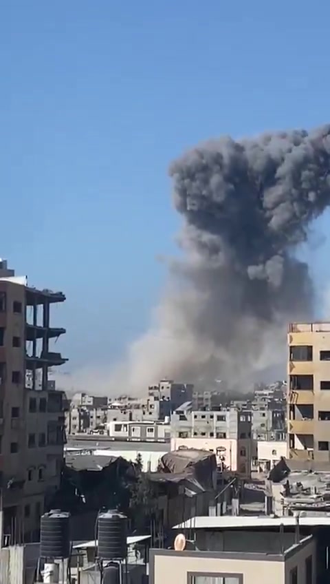 Aircraft launch an airstrike on a house in Al-Nafaq Street, north of Gaza City.
