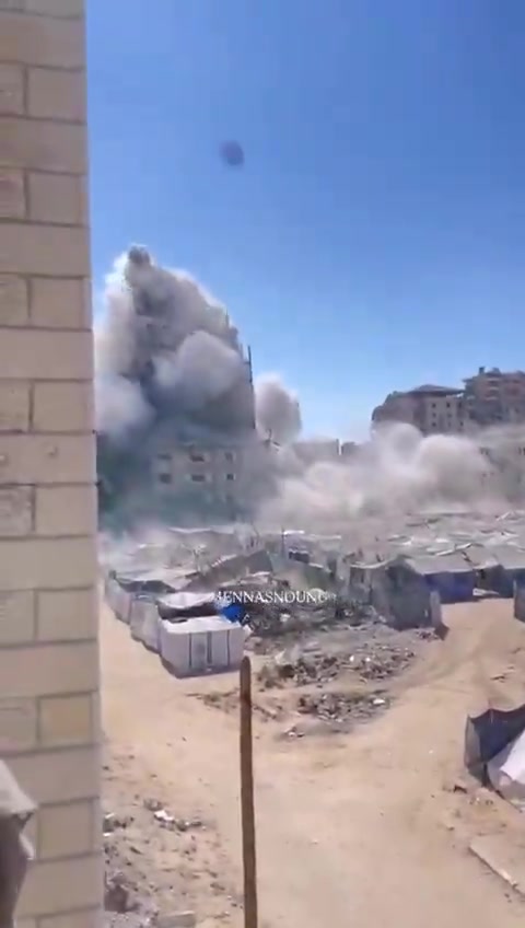 Airstrikes bombed the Al-Nour residential tower near the Ministry of Education in the Tel al-Hawa neighborhood, southwest of Gaza City.