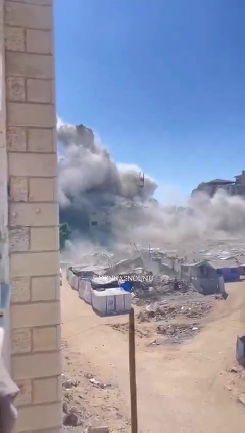 Airstrikes bombed the Al-Nour residential tower near the Ministry of Education in the Tel al-Hawa neighborhood, southwest of Gaza City.