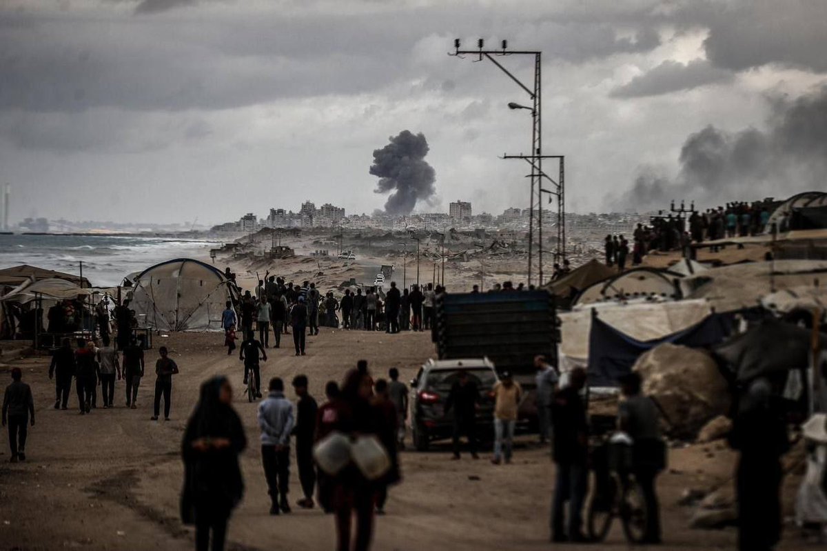 Raids on Gaza City as seen by residents who gathered to try to return to the northern Gaza Strip.