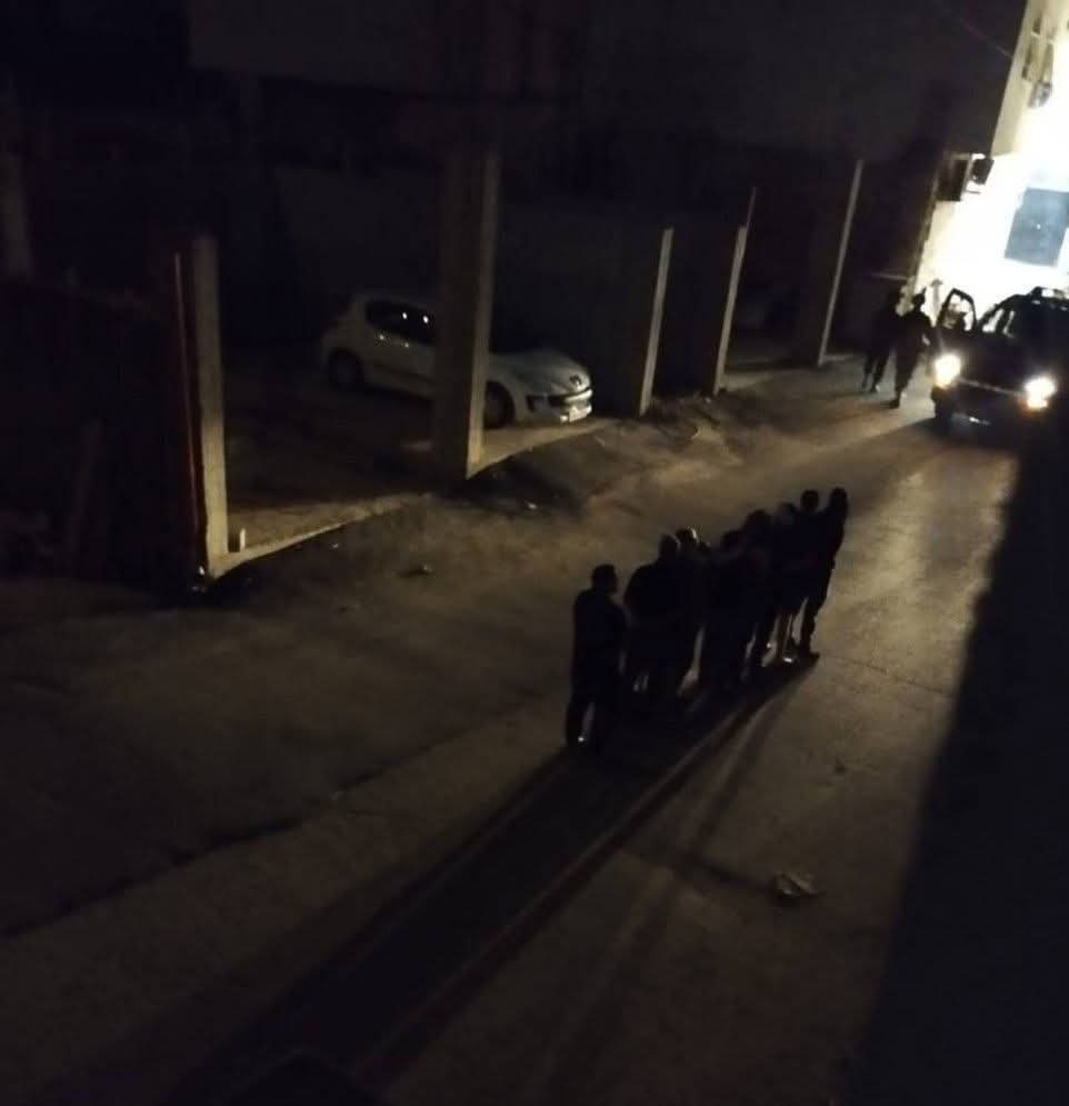 Israeli forces launched a campaign of raids and arrests during a raid on the town of Al-Zawiya in the city of Salfit at dawn today.