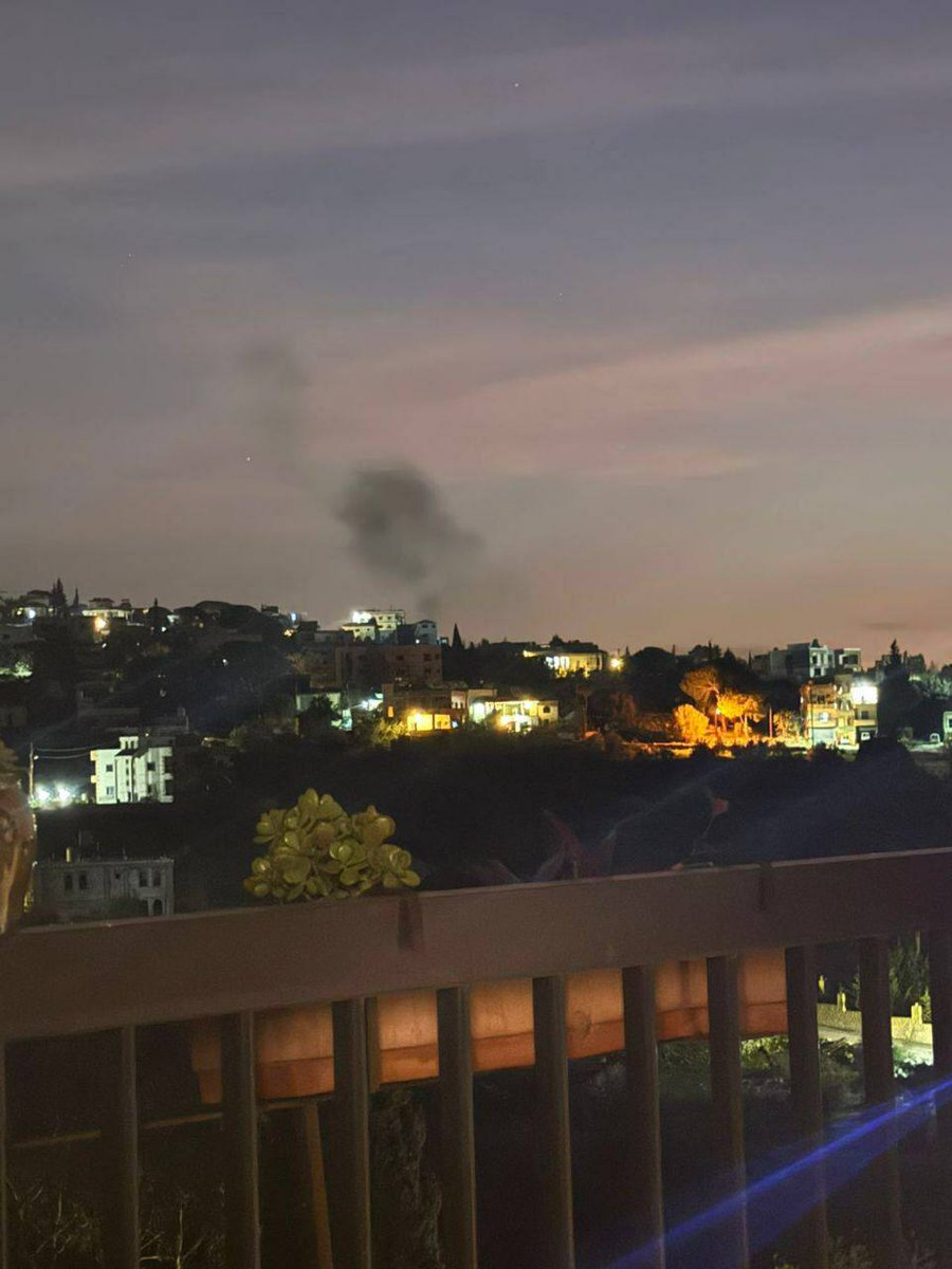 غارة من مسيرة استهدفت الطريق العام بين عدشيت القصير والطيبة جانب مركز الهيئة الصحية