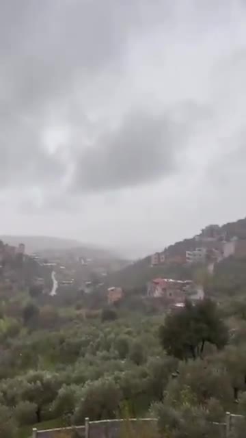 استهدفت عشرات الغارات الجوية الإسرائيلية منذ صباح اليوم ضواحي ساجد وريحان، والوادي الواقع بين دير الزهراني وحومين الفوقا، ومنطقة تبنة، ومرتفعات إقليم التوفا وجبور في وادي البقاع.