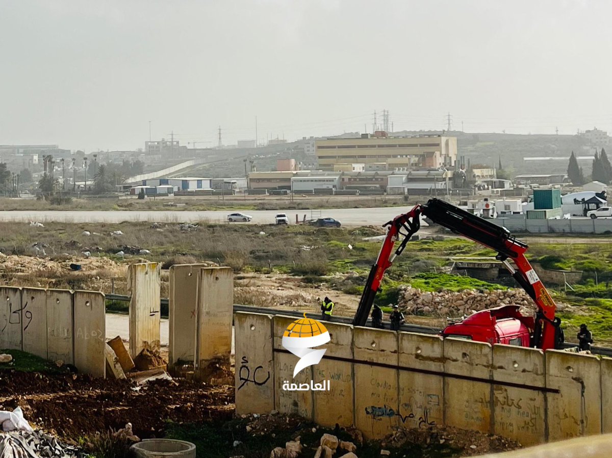 Bulldozers stormed Airport Street near Qalandia camp to complete demolition operations.
