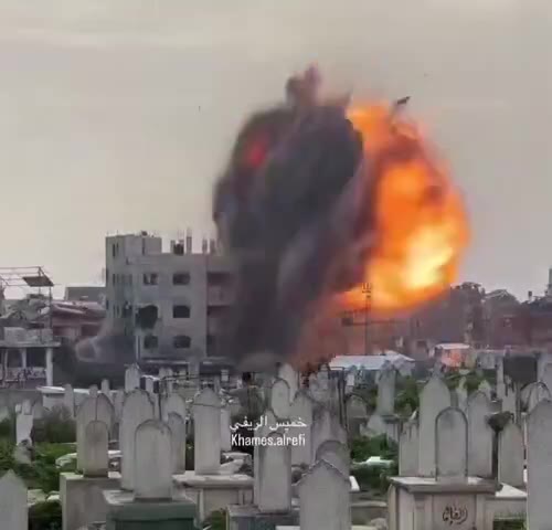 Footage of an Israeli airstrike on a building in Gaza City’s Zeitoun neighborhood, after the Israeli army issued an evacuation warning saying it contained Hamas military infrastructure