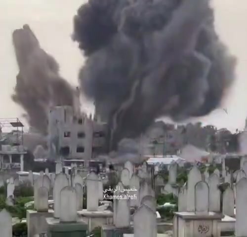 Footage of an Israeli airstrike on a building in Gaza City’s Zeitoun neighborhood, after the Israeli army issued an evacuation warning saying it contained Hamas military infrastructure