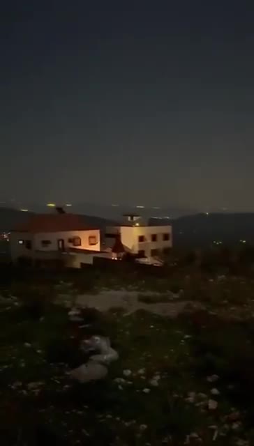 Israeli tanks attack the city of Khiam in southern Lebanon