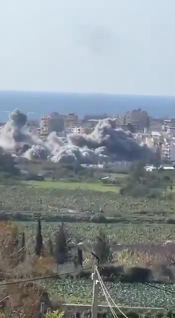 Heavy Israeli airstrikes target the city of Tyre in Lebanon