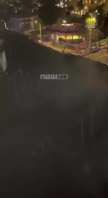 תיעוד מזירת הפגיעה בשוהם.לאחר סריקות יסודיות שבוצעו על ידי לוחמי האש במבנה שנפגע ובדירות הסמוכות, לא נמצאו לכודים בזירה.