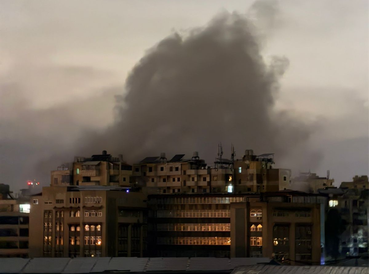 Ataque aéreo en la zona de Hawita al-Ghadir al amanecer e información sobre una operación de asesinato.