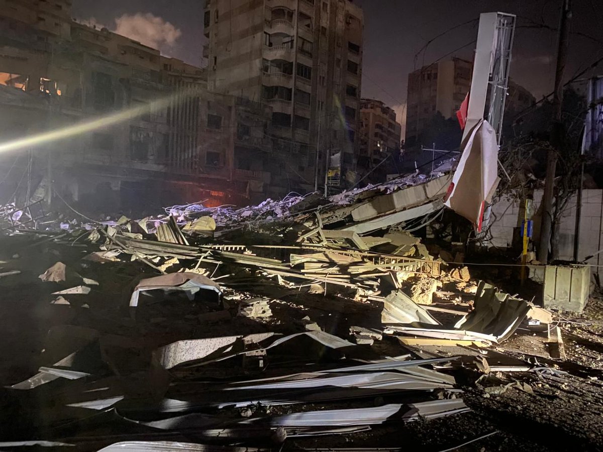 En imágenes: Destrucción causada por el ataque aéreo israelí que tuvo como objetivo la estación Al-Amana en el área de Al-Muraijah, en los suburbios del sur, hace poco tiempo.
