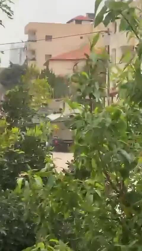 Video shows Israeli security forces operation in the residences of displaced people from Jenin camp in the vicinity of the Arab American University.