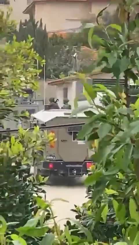 Video shows Israeli security forces operation in the residences of displaced people from Jenin camp in the vicinity of the Arab American University.