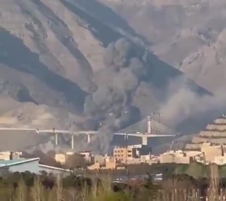 Footage of a US/Israeli airstrike on the B-1 road bridge in the Iranian city of Karaj today. A large portion of the road deck can be seen collapsing