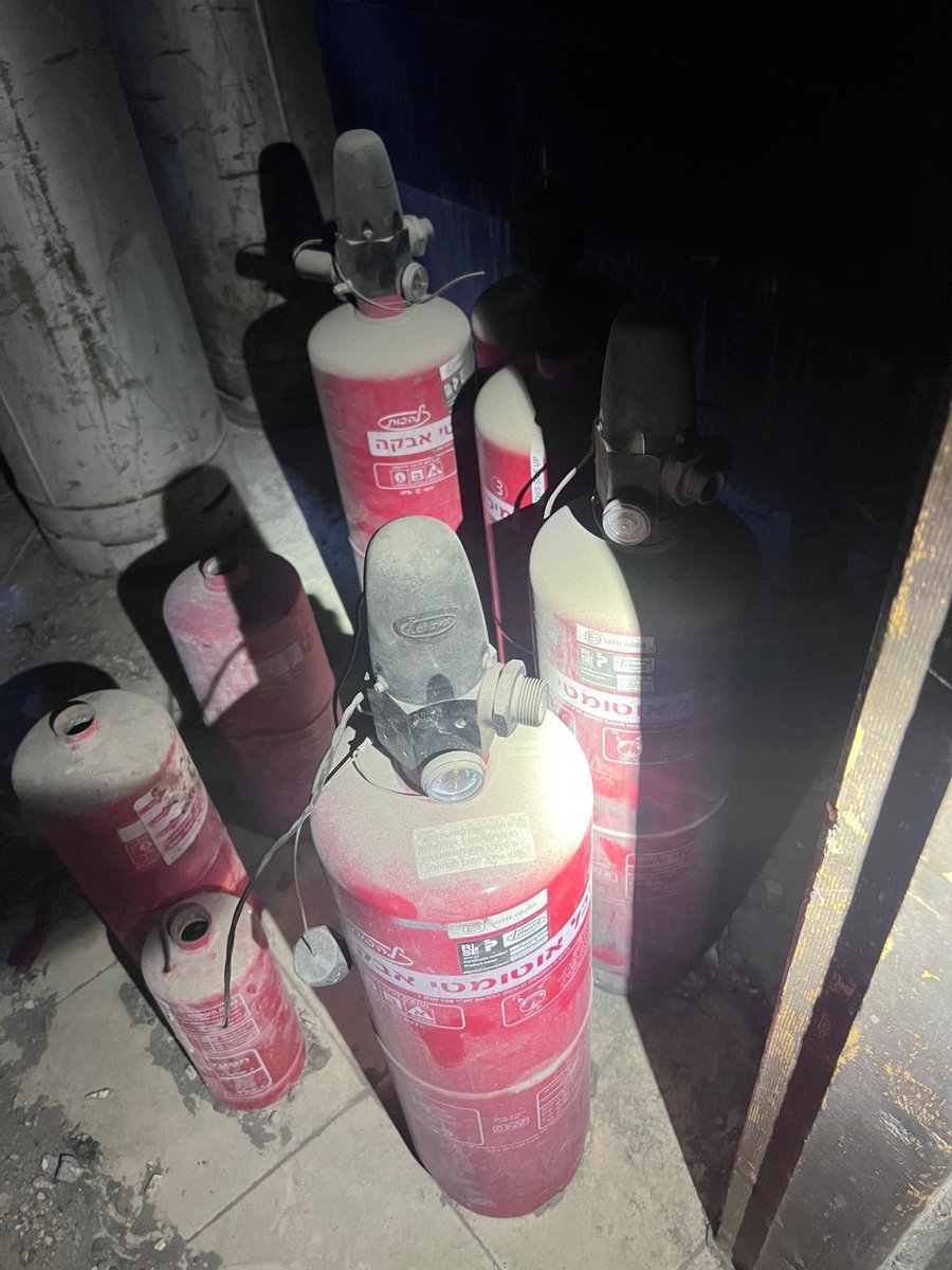 The Israeli army announced that its forces dismantled an explosives manufacturing lab in Tulkarem (northern West Bank). During the operation, troops seized a large cache of weapons and materials, including around 200 pipe bombs, fire extinguishers and gas cylinders rigged for use as explosive devices, and more than 50 kilograms of improvised explosive material