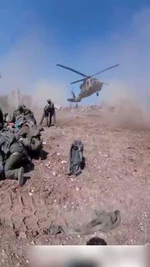 Imágenes impactantes: Combatientes derriban un dron explosivo lanzado por Hezbolá durante la evacuación de los heridos en la aldea de Al-Taybeh, en el sur del Líbano. @ItayBlumental