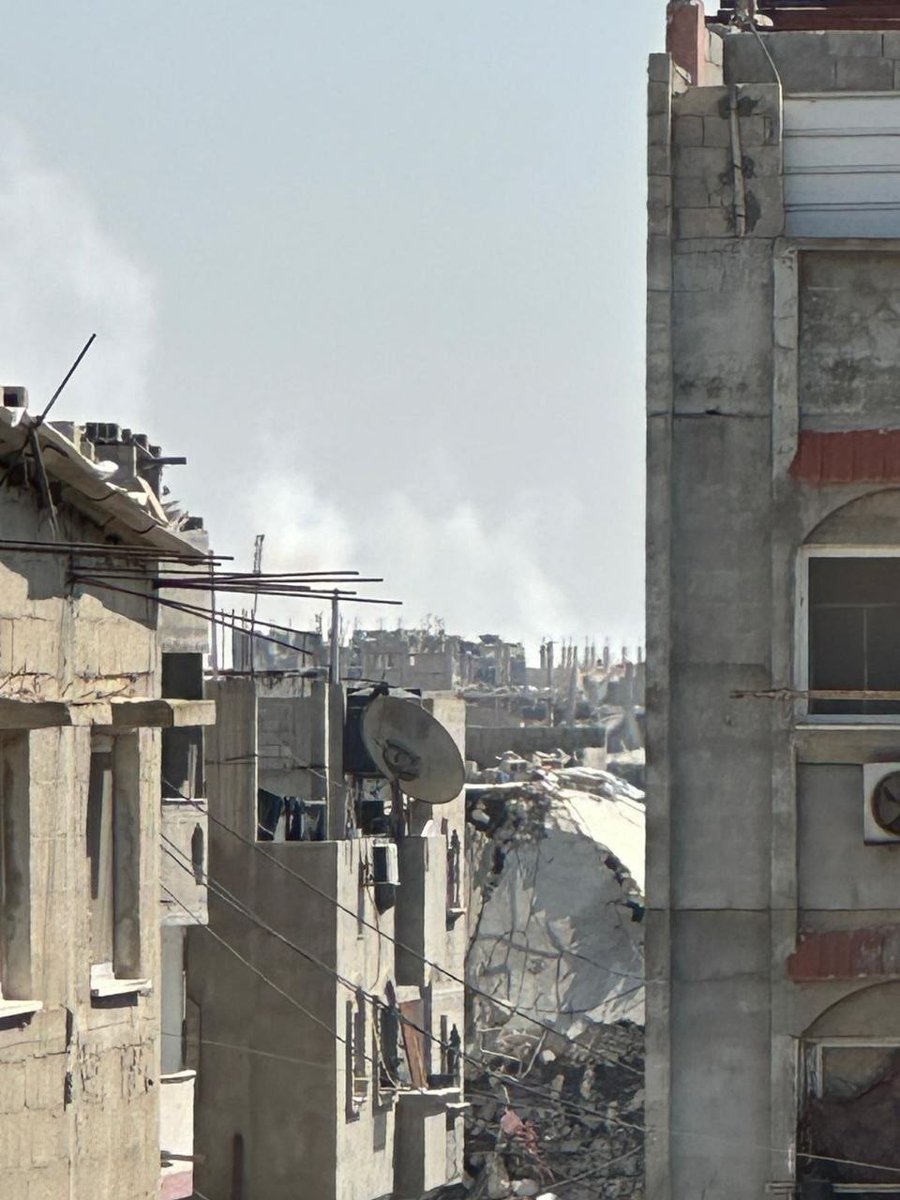 قصف مدفعي كثيف وإلقاء قنابل دخانية في منطقة قيزان رشوان جنوب خان يونس