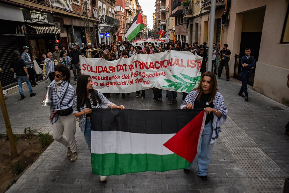 Around 400 protesters in Barcelona over the Gaza Flotilla: tension outside the Israeli consulate with objects thrown and police charges to disperse the protest