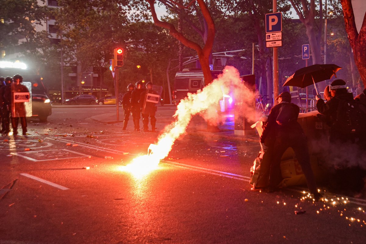 Around 400 protesters in Barcelona over the Gaza Flotilla: tension outside the Israeli consulate with objects thrown and police charges to disperse the protest