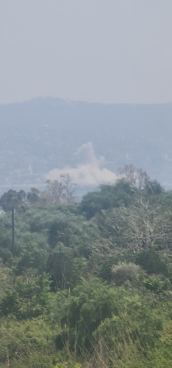 Airplanes launch a raid on the town of Mansouri, south of Lebanon