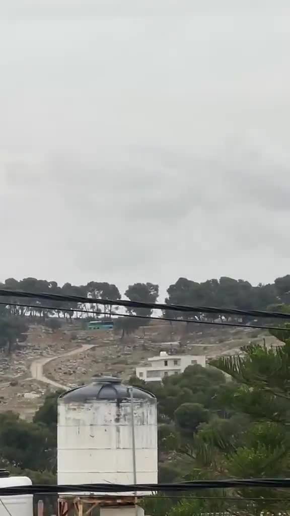 一群群定居者在军队的陪同下，冲进了杰宁以东的巴勒斯坦土地，那里是凯迪姆和加尼姆两个被疏散定居点的所在地。