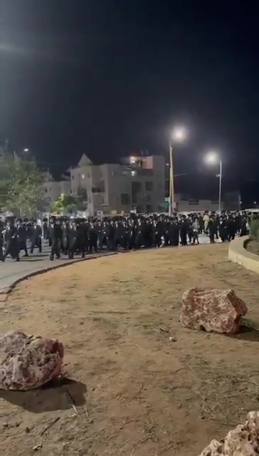 In Jerusalem and Beit Shemesh: Clashes between police and hundreds of ultra-Orthodox protesters who took to the streets over the arrest of deserters  