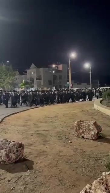 In Jerusalem and Beit Shemesh: Clashes between police and hundreds of ultra-Orthodox protesters who took to the streets over the arrest of deserters  