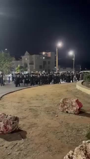 In Jerusalem and Beit Shemesh: Clashes between police and hundreds of ultra-Orthodox protesters who took to the streets over the arrest of deserters  