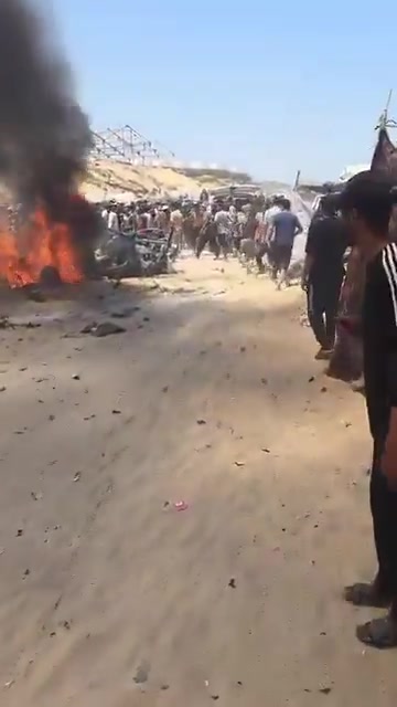 The first moments of the airstrike that targeted a civilian Jeep vehicle on Al-Tina Street, north of Khan Yunis city.