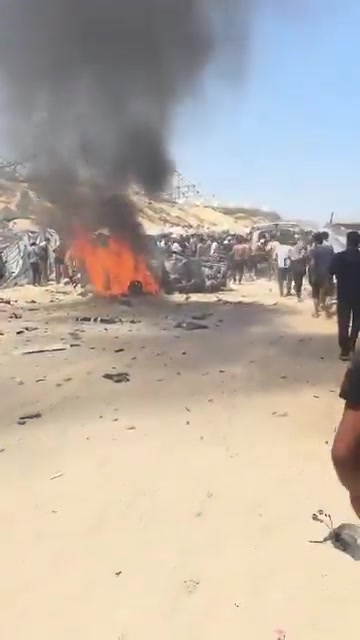 The first moments of the airstrike that targeted a civilian Jeep vehicle on Al-Tina Street, north of Khan Yunis city.