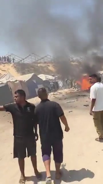 The first moments of the airstrike that targeted a civilian Jeep vehicle on Al-Tina Street, north of Khan Yunis city.