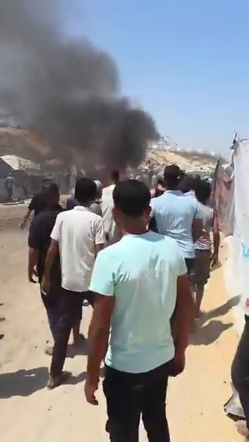 The first moments of the airstrike that targeted a civilian Jeep vehicle on Al-Tina Street, north of Khan Yunis city.