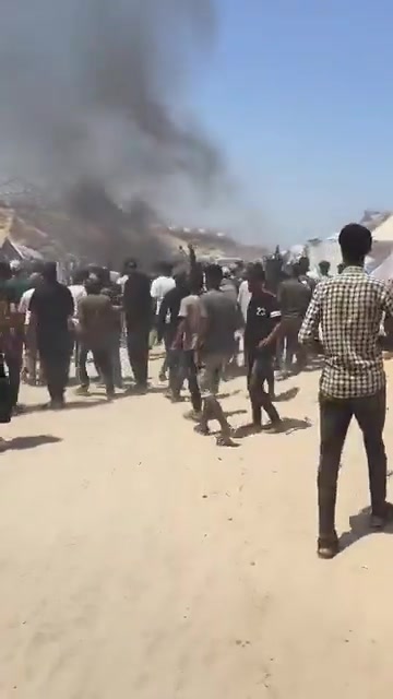 The first moments of the airstrike that targeted a civilian Jeep vehicle on Al-Tina Street, north of Khan Yunis city.