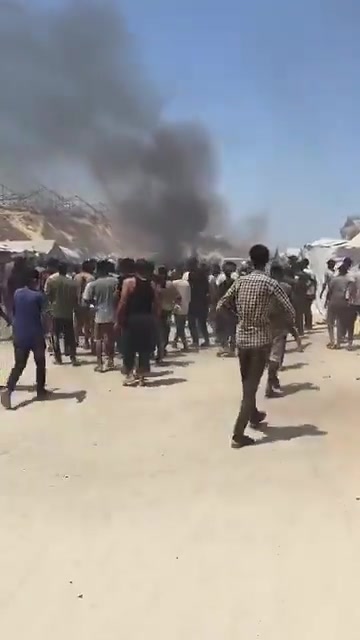 The first moments of the airstrike that targeted a civilian Jeep vehicle on Al-Tina Street, north of Khan Yunis city.