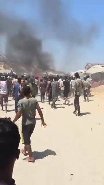 The first moments of the airstrike that targeted a civilian Jeep vehicle on Al-Tina Street, north of Khan Yunis city.