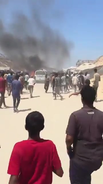 The first moments of the airstrike that targeted a civilian Jeep vehicle on Al-Tina Street, north of Khan Yunis city.