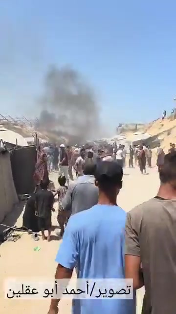 The first moments of the airstrike that targeted a civilian Jeep vehicle on Al-Tina Street, north of Khan Yunis city.