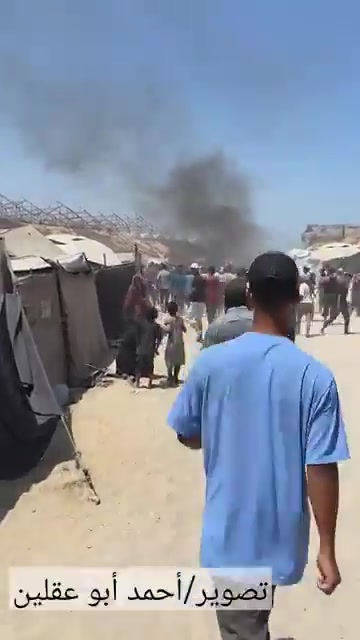 The first moments of the airstrike that targeted a civilian Jeep vehicle on Al-Tina Street, north of Khan Yunis city.
