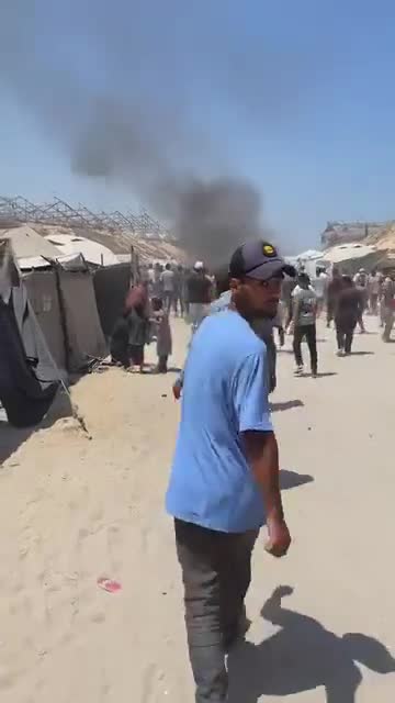 The first moments of the airstrike that targeted a civilian Jeep vehicle on Al-Tina Street, north of Khan Yunis city.