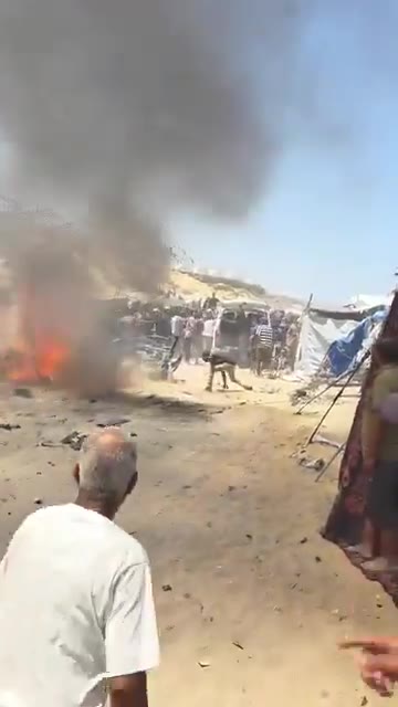 The first moments of the airstrike that targeted a civilian Jeep vehicle on Al-Tina Street, north of Khan Yunis city.