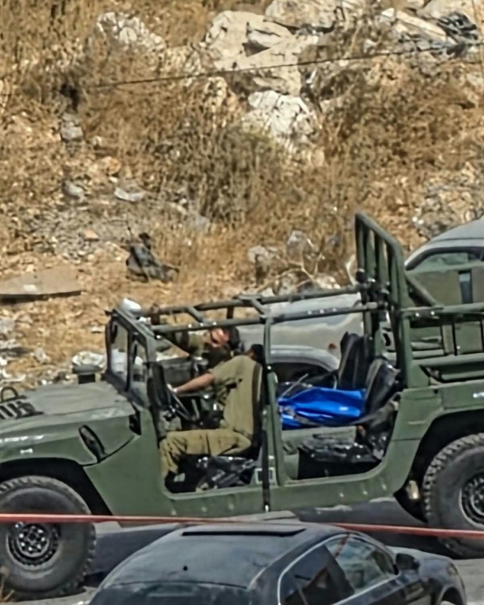 Nachdem das Militär heute einen jungen Mann in der Stadt Bani Na'im, östlich von Hebron, getötet hat, wurde er in einem Fahrzeug des Militärs transportiert, und zwei Soldaten machten ein Selfie mit seinem Leichnam.