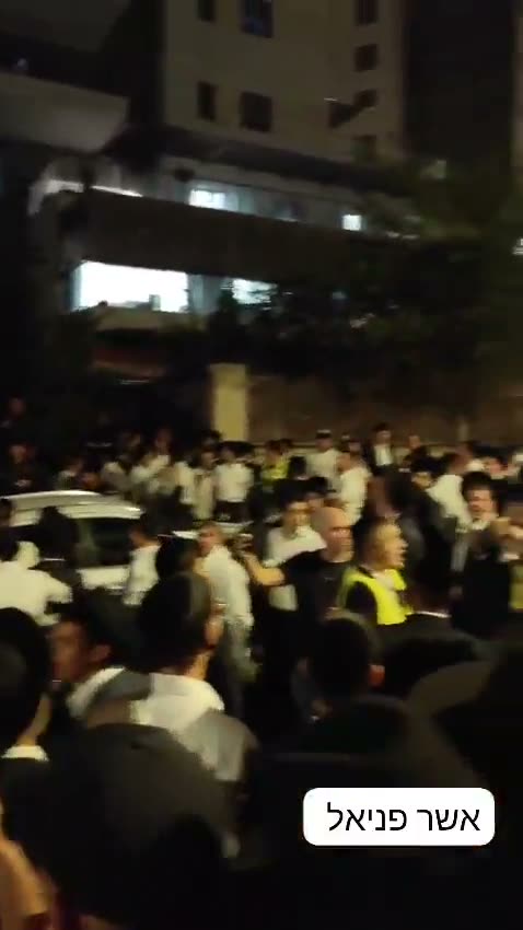 Modi'in : La police militaire a percé à la porte de l'appartement d'un jeune soldat égaré, et le centre Black Flag a rapidement déployé des centaines de manifestants sur les lieux, dont certains ont pénétré dans le bâtiment et se sont barricadés avec la police militaire. De nombreux autres se sont massés dans la rue. L'arrestation pour laquelle ils étaient venus n'a finalement pas eu lieu.