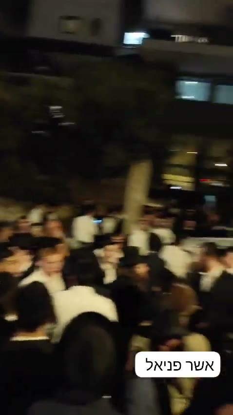 Modi'in : La police militaire a percé à la porte de l'appartement d'un jeune soldat égaré, et le centre Black Flag a rapidement déployé des centaines de manifestants sur les lieux, dont certains ont pénétré dans le bâtiment et se sont barricadés avec la police militaire. De nombreux autres se sont massés dans la rue. L'arrestation pour laquelle ils étaient venus n'a finalement pas eu lieu.