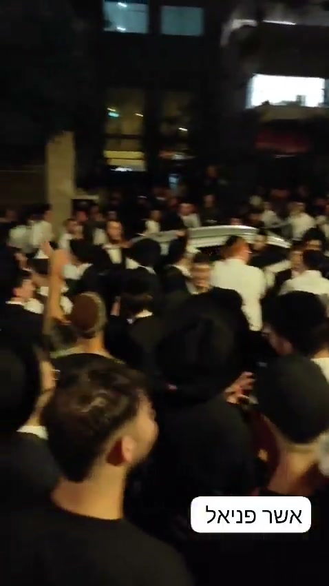Modi'in : La police militaire a percé à la porte de l'appartement d'un jeune soldat égaré, et le centre Black Flag a rapidement déployé des centaines de manifestants sur les lieux, dont certains ont pénétré dans le bâtiment et se sont barricadés avec la police militaire. De nombreux autres se sont massés dans la rue. L'arrestation pour laquelle ils étaient venus n'a finalement pas eu lieu.