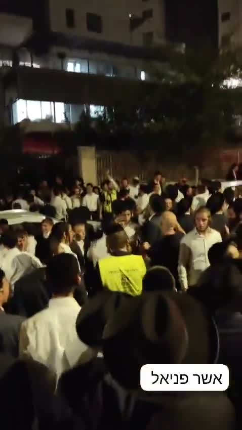 Modi'in : La police militaire a percé à la porte de l'appartement d'un jeune soldat égaré, et le centre Black Flag a rapidement déployé des centaines de manifestants sur les lieux, dont certains ont pénétré dans le bâtiment et se sont barricadés avec la police militaire. De nombreux autres se sont massés dans la rue. L'arrestation pour laquelle ils étaient venus n'a finalement pas eu lieu.