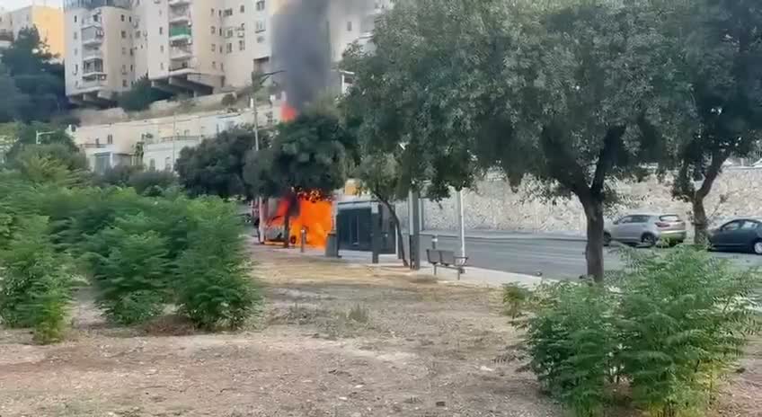 Explosion d'un véhicule à Jérusalem. La police : L'incident semble lié à une activité criminelle. Mise à jour de MDA (service d'urgence médicale israélien) concernant l'explosion à Jérusalem : Un adolescent de 13 ans est légèrement blessé. Les ambulanciers et les premiers intervenants de MDA fournissent des soins médicaux et transportent un homme, âgé d'environ 50 ans, dans un état critique vers l'hôpital Hadassah Ein Kerem. Il présente des blessures aux membres inférieurs. Un adolescent de 13 ans est également transporté à l'hôpital dans un état légèrement compromis, avec des traumatismes multiples.